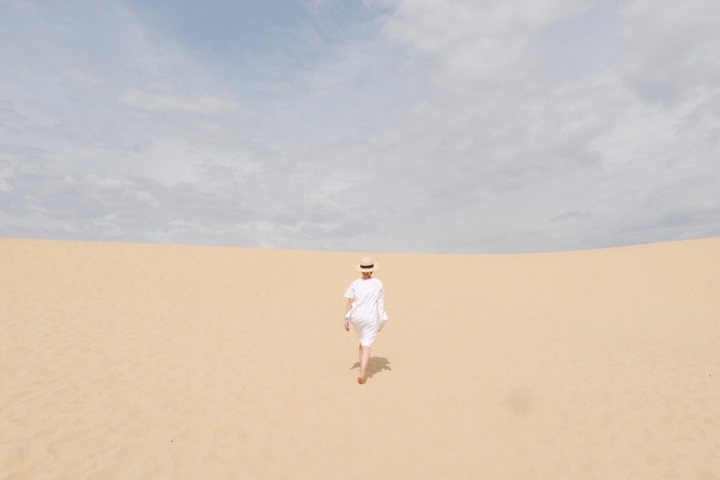 Trải nghiệm cảm giác lạc vào ‘sa mạc thu nhỏ’ với cồn cát xinh đẹp ở Quảng Bình - Ảnh 6.