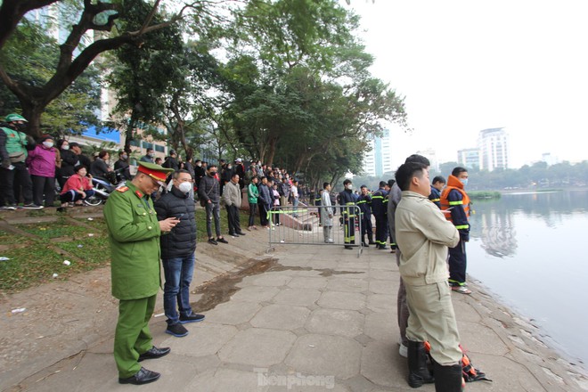 Lặn hồ Thiền Quang giữa trời đông rét mướt để tìm nam thanh niên mất tích - Ảnh 15.