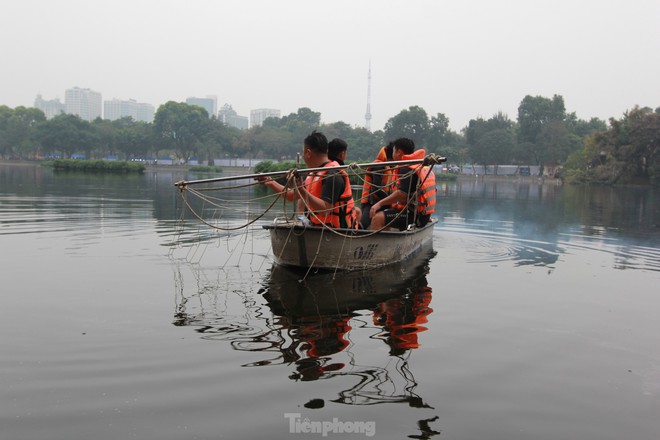 Lặn hồ Thiền Quang giữa trời đông rét mướt để tìm nam thanh niên mất tích - Ảnh 12.