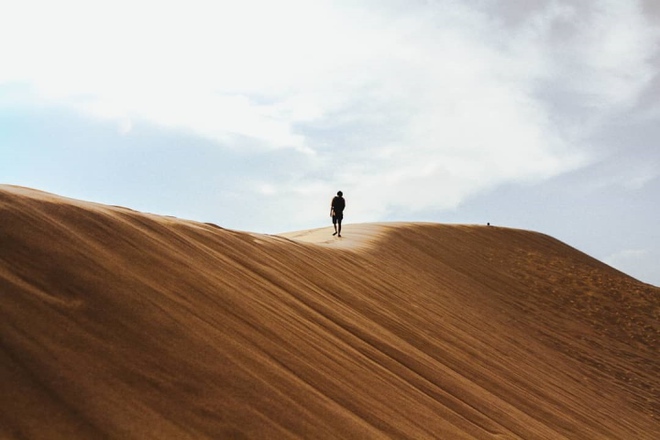 Trải nghiệm cảm giác lạc vào ‘sa mạc thu nhỏ’ với cồn cát xinh đẹp ở Quảng Bình - Ảnh 1.