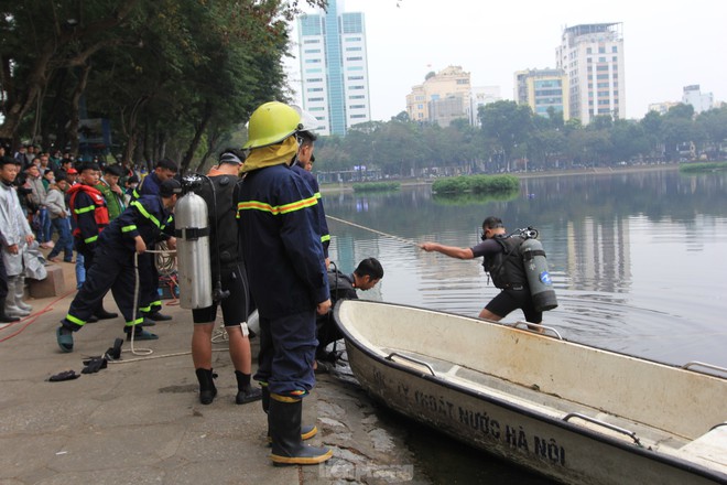 Lặn hồ Thiền Quang giữa trời đông rét mướt để tìm nam thanh niên mất tích - Ảnh 9.