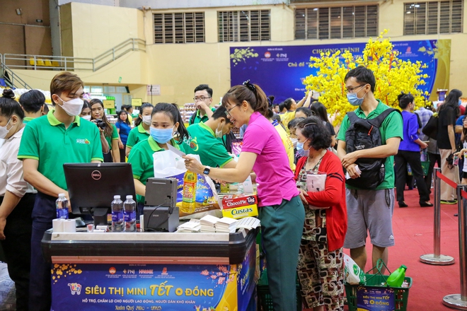 B&agrave; con ngh&egrave;o vui &ldquo;kh&ocirc;ng thể tả&rdquo; khi được mua sắm Tết tại si&ecirc;u thị mini 0 đồng ở TP.HCM - Ảnh 15.