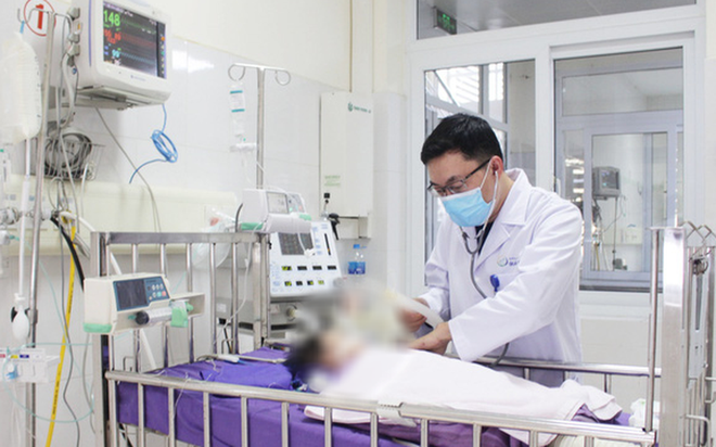 Cấp cứu b&eacute; g&aacute;i bị rơi xuống bể nước của gia đ&igrave;nh - Ảnh 1.
