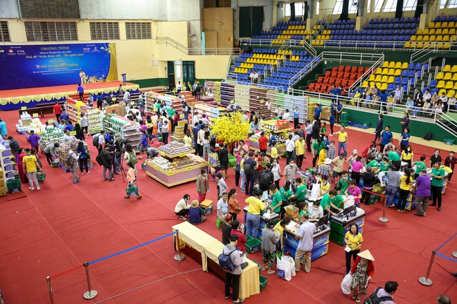 B&agrave; con ngh&egrave;o vui &ldquo;kh&ocirc;ng thể tả&rdquo; khi được mua sắm Tết tại si&ecirc;u thị mini 0 đồng ở TP.HCM - Ảnh 2.