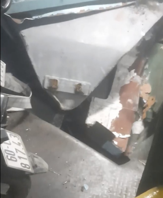 TP.HCM: Phà chở khách ở Cát Lái bị sà lan tông thủng, nhiều xe máy bị ngã - Ảnh 2.