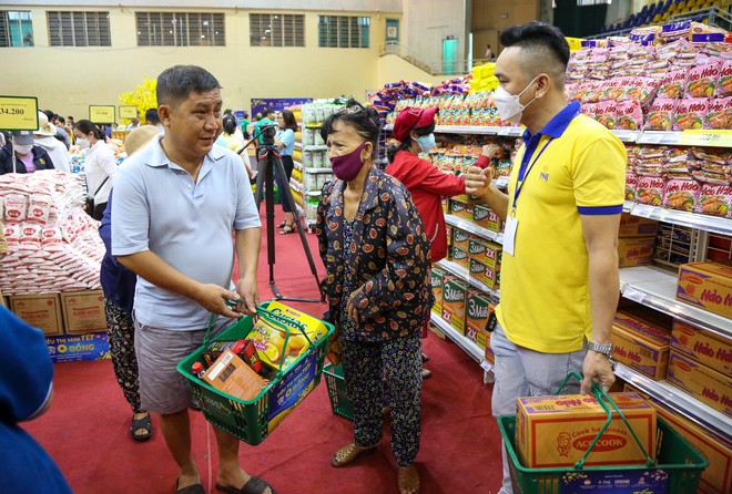 B&agrave; con ngh&egrave;o vui &ldquo;kh&ocirc;ng thể tả&rdquo; khi được mua sắm Tết tại si&ecirc;u thị mini 0 đồng ở TP.HCM - Ảnh 12.