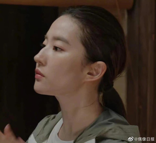 Lưu Diệc Phi g&acirc;y sốt với l&agrave;n da đẹp đỉnh ở tuổi 35, soi kĩ vẫn kh&ocirc;ng t&igrave;m ra khuyết điểm - Ảnh 4.