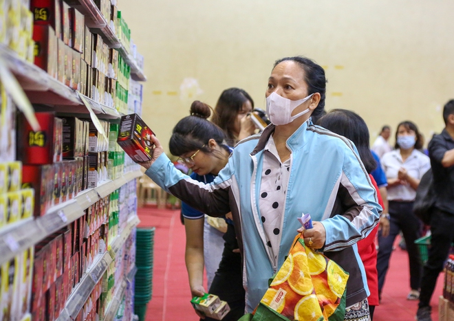 B&agrave; con ngh&egrave;o vui &ldquo;kh&ocirc;ng thể tả&rdquo; khi được mua sắm Tết tại si&ecirc;u thị mini 0 đồng ở TP.HCM - Ảnh 8.