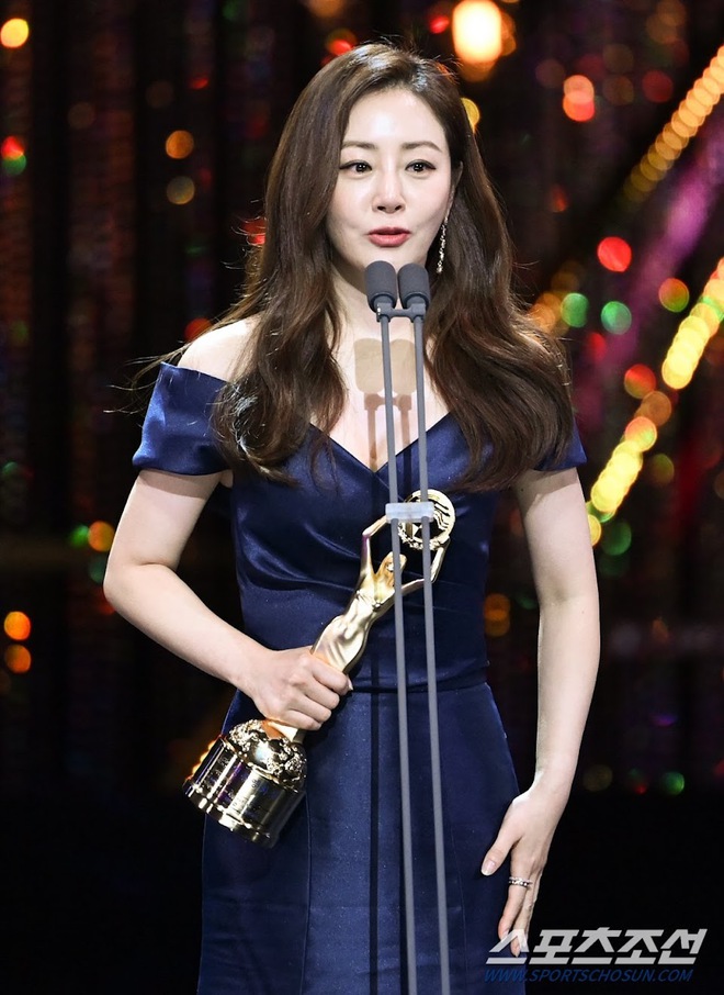 Nhan sắc thật của nữ phụ đáng yêu nhất Hoàn Hồn: 48 tuổi vẫn trẻ măng, vừa tỏa sáng ở giải thưởng danh giá - Ảnh 9.