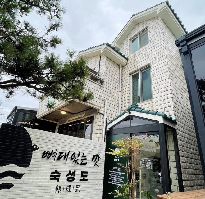 T&oacute;m gọn ảnh Jungkook hẹn h&ograve; b&iacute; mật với bạn g&aacute;i ở đảo Jeju, tr&ugrave;ng địa điểm với cặp Jennie - V (BTS)? - Ảnh 6.
