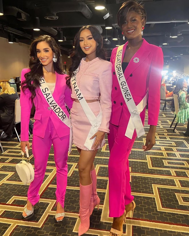 Ngọc Ch&acirc;u chung khung h&igrave;nh với c&aacute;c đại diện Miss Universe: Nhan sắc như b&uacute;p b&ecirc; barbie, ph&aacute;t s&aacute;ng giữa d&agrave;n mỹ nh&acirc;n - Ảnh 8.