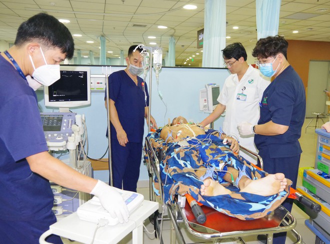 Trực thăng 11 giờ vật lộn với thời tiết xấu, cứu chiến sĩ bị đa chấn thương ở đảo Sơn Ca - Ảnh 3.