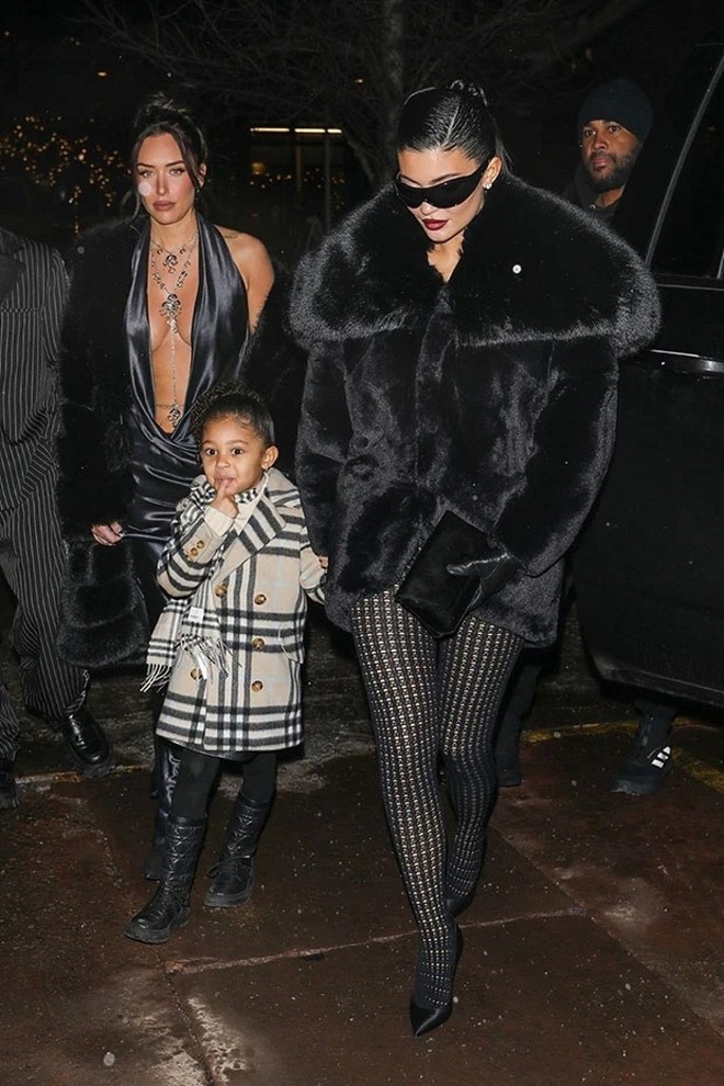 Kylie Jenner đẹp cổ điển với son m&ocirc;i đỏ - Ảnh 7.