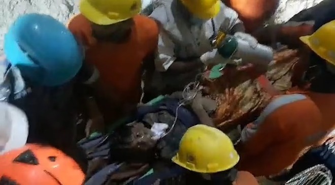 Bé trai 10 tuổi rơi xuống giếng sâu 24m: Phép màu sau 104 tiếng nỗ lực cứu hộ - Ảnh 6.