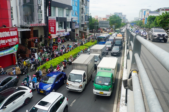 Cửa ng&otilde; s&acirc;n bay T&acirc;n Sơn Nhất &ugrave;n tắc ng&agrave;y cao điểm kh&aacute;ch đi lại dịp Tết - Ảnh 3.