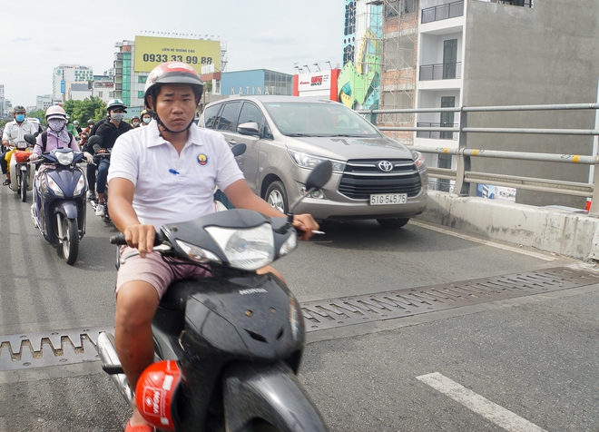 Cửa ng&otilde; s&acirc;n bay T&acirc;n Sơn Nhất &ugrave;n tắc ng&agrave;y cao điểm kh&aacute;ch đi lại dịp Tết - Ảnh 2.