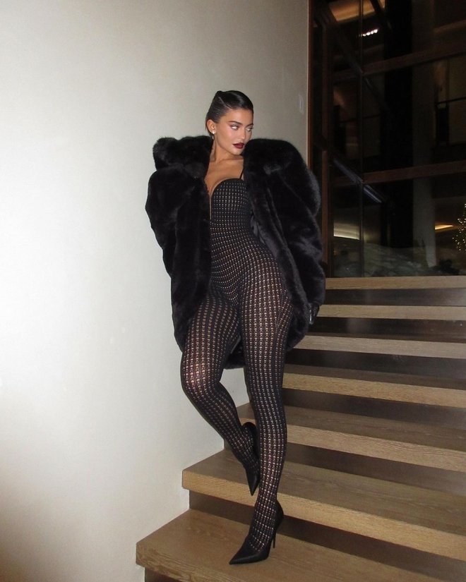Kylie Jenner đẹp cổ điển với son m&ocirc;i đỏ - Ảnh 6.