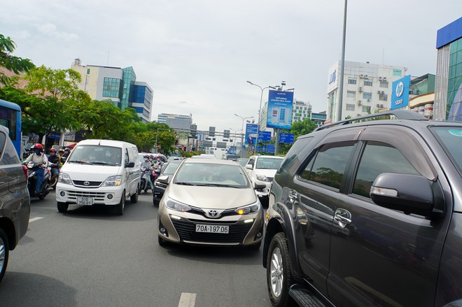 Cửa ng&otilde; s&acirc;n bay T&acirc;n Sơn Nhất &ugrave;n tắc ng&agrave;y cao điểm kh&aacute;ch đi lại dịp Tết - Ảnh 13.