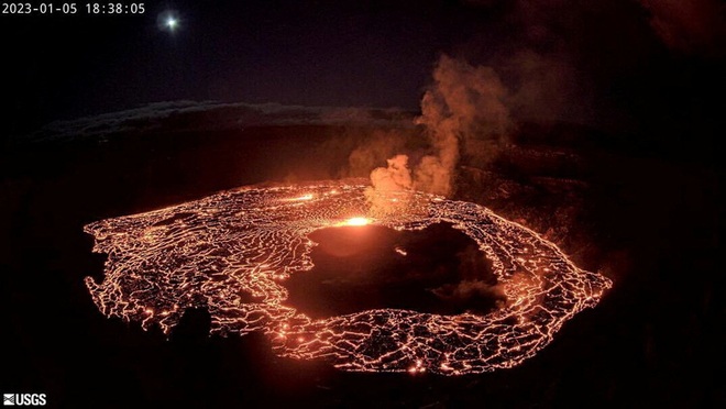Núi lửa Kilauea ở Mỹ phun trào, lo khí độc phát tán - Ảnh 1.