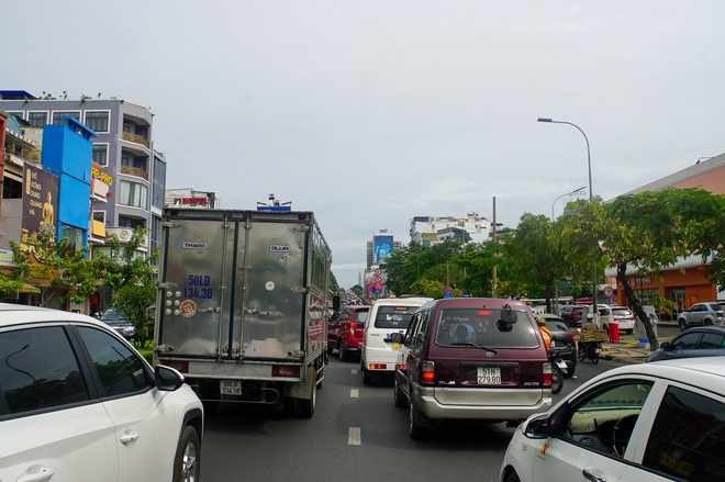 Cửa ng&otilde; s&acirc;n bay T&acirc;n Sơn Nhất &ugrave;n tắc ng&agrave;y cao điểm kh&aacute;ch đi lại dịp Tết - Ảnh 12.