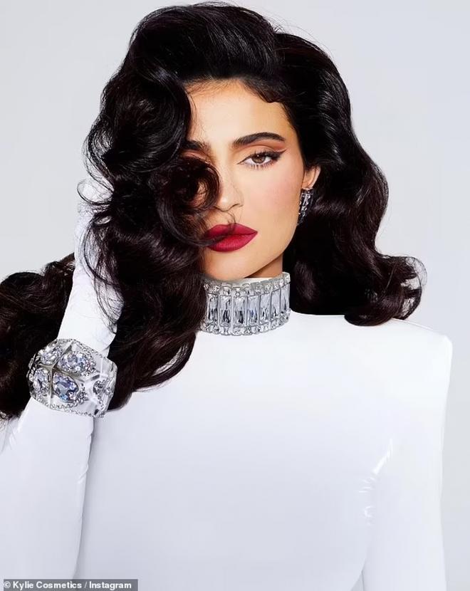 Kylie Jenner đẹp cổ điển với son m&ocirc;i đỏ - Ảnh 4.
