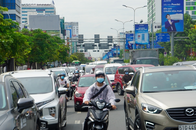 Cửa ng&otilde; s&acirc;n bay T&acirc;n Sơn Nhất &ugrave;n tắc ng&agrave;y cao điểm kh&aacute;ch đi lại dịp Tết - Ảnh 11.