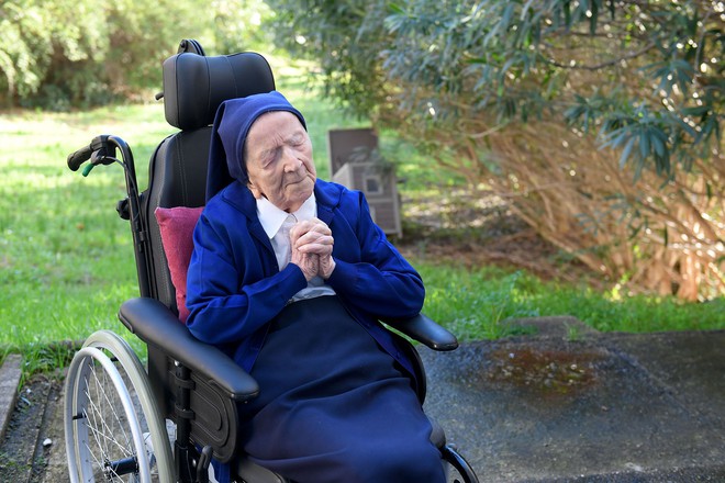 Bí quyết sống thọ 118 tuổi của cụ bà người Pháp: Không bao giờ ngồi ăn một mình - Ảnh 2.