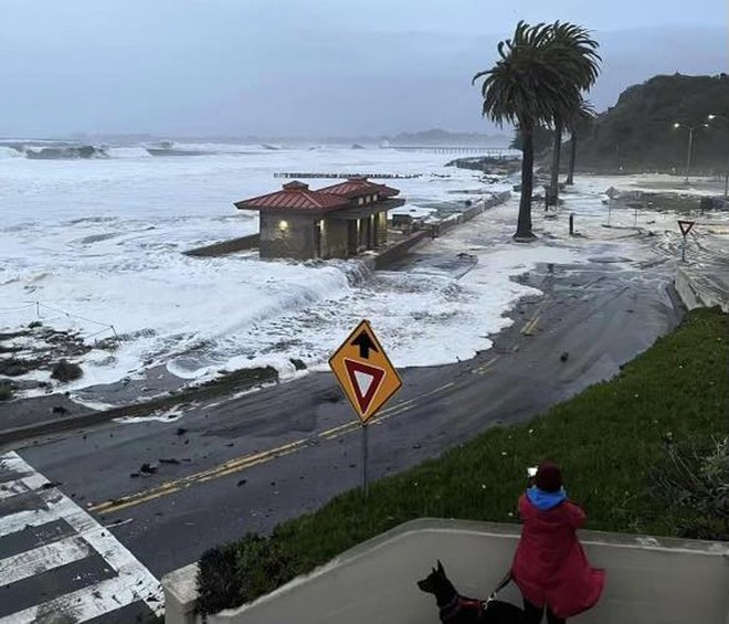 S&ocirc;ng kh&iacute; quyển v&agrave; bom lốc xo&aacute;y li&ecirc;n thủ, California th&agrave;nh biển nước, tuyết - Ảnh 4.