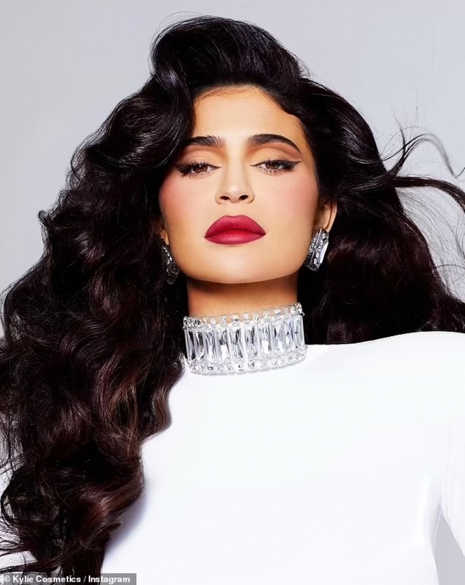 Kylie Jenner đẹp cổ điển với son m&ocirc;i đỏ - Ảnh 2.