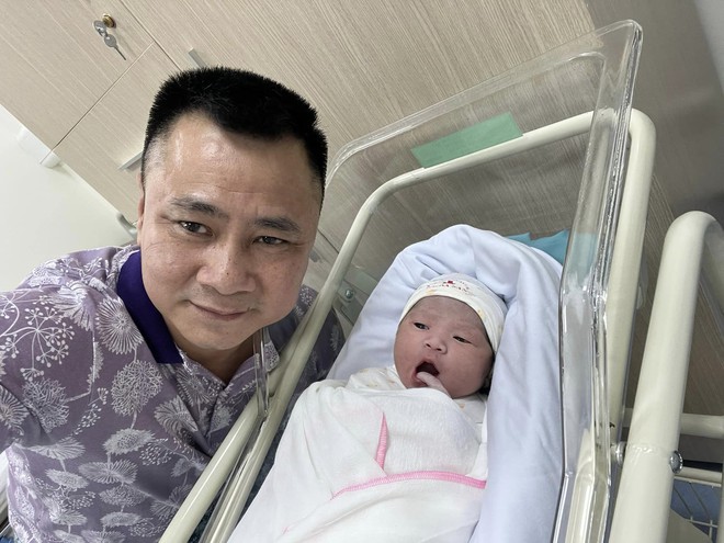 Con g&aacute;i viết t&acirc;m thư mong bố về nh&agrave; sớm hơn, NSND Tự Long c&oacute; lời đ&aacute;p khiến ai cũng ấm l&ograve;ng - Ảnh 4.