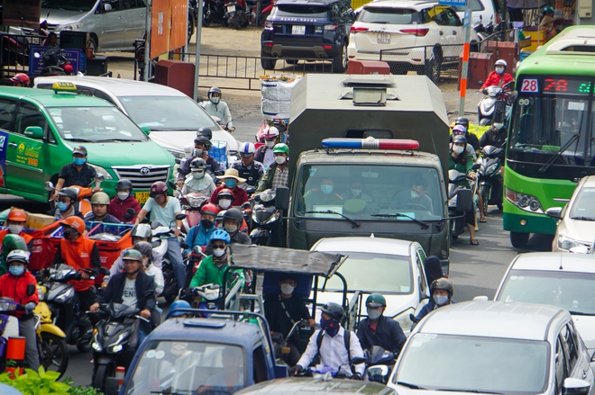 Cửa ng&otilde; s&acirc;n bay T&acirc;n Sơn Nhất &ugrave;n tắc ng&agrave;y cao điểm kh&aacute;ch đi lại dịp Tết - Ảnh 7.
