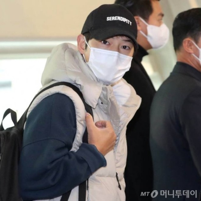 Song Joong Ki lần đầu lộ diện sau tin hẹn hò, bạn gái diễn viên người Anh có đồng hành ở sân bay Thái Lan? - Ảnh 6.