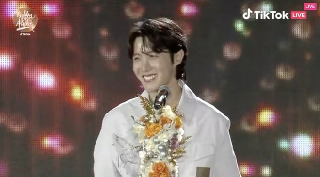 Song Joong Ki gây sốt khi trao giải cho BTS tại Grammy Hàn: Diện mạo thay đổi 1 điểm thấy rõ sau khi có tình yêu mới - Ảnh 9.