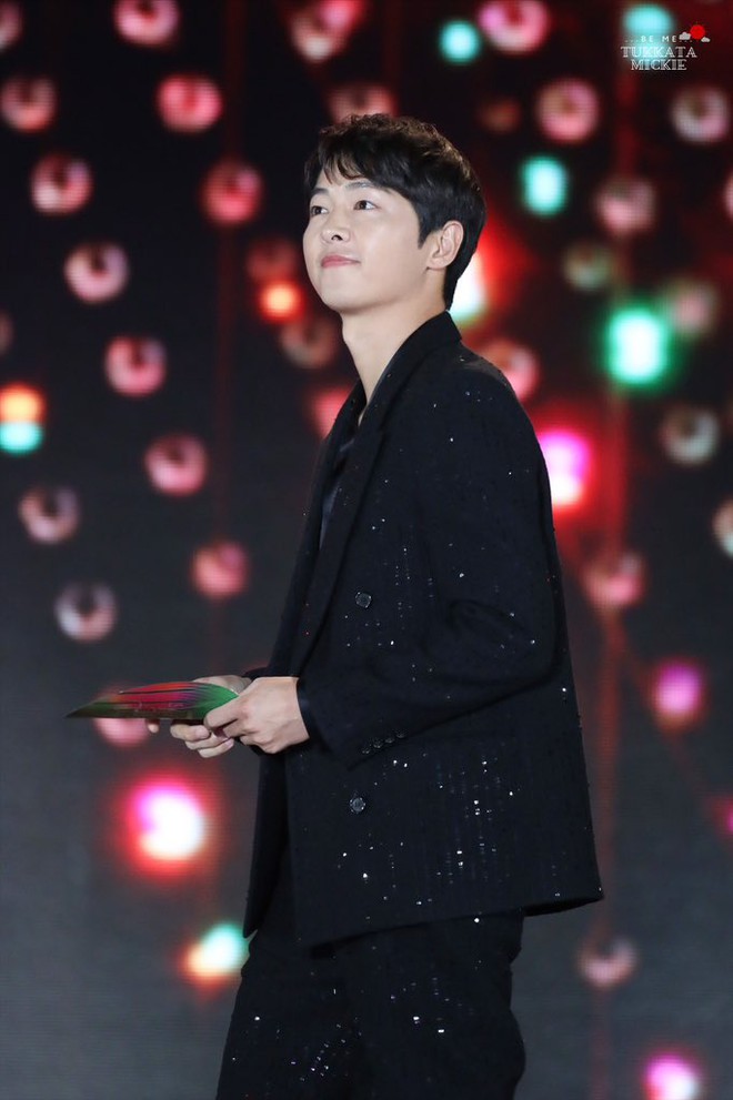 Song Joong Ki caused a fever when he gave BTS an award at the Korean Grammy: The appearance changed by 1 point after having a new love - Photo 4.