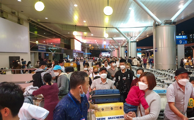 Sân bay Tân Sơn Nhất nhộn nhịp người dân đón Việt kiều về nước ăn Tết sau 2 năm - Ảnh 13.
