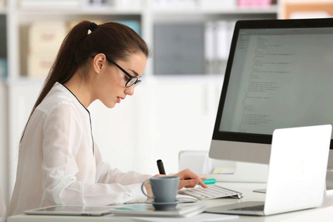 Sếp hỏi đang l&agrave;m g&igrave;, đa số ngại trả lời, người EQ cao ứng xử kh&eacute;o để vừa lợi m&igrave;nh vừa kh&ocirc;ng mất l&ograve;ng sếp - Ảnh 1.