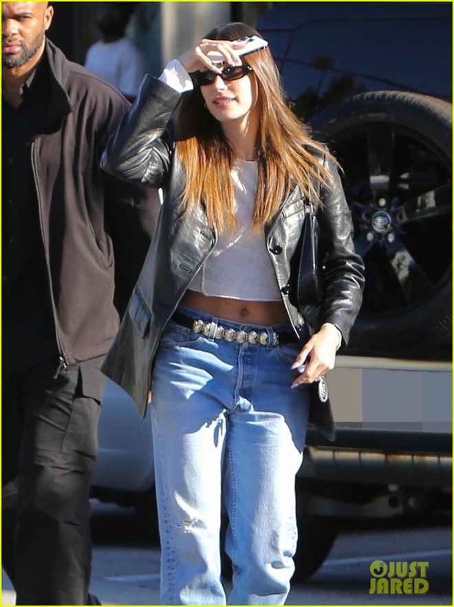 Vợ Justin Bieber diện crop top khoe eo thon đi ăn trưa c&ugrave;ng bạn b&egrave; - Ảnh 5.