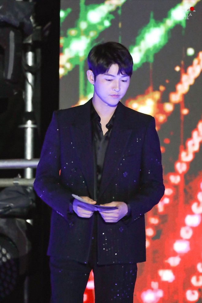 Song Joong Ki gây sốt khi trao giải cho BTS tại Grammy Hàn: Diện mạo thay đổi 1 điểm thấy rõ sau khi có tình yêu mới - Ảnh 7.
