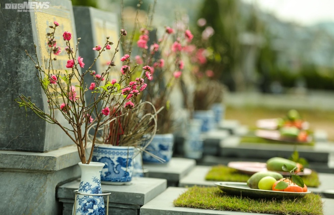 Người H&agrave; Nội vượt cả chục km đi tảo mộ, mời tổ ti&ecirc;n về đ&oacute;n Tết - Ảnh 6.