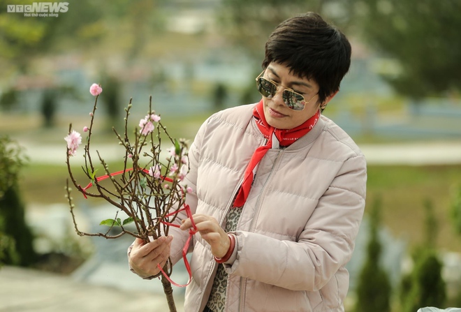 Người H&agrave; Nội vượt cả chục km đi tảo mộ, mời tổ ti&ecirc;n về đ&oacute;n Tết - Ảnh 5.