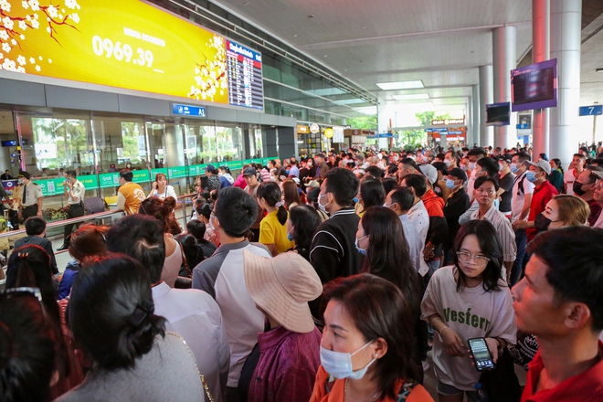Sân bay Tân Sơn Nhất đông đúc khách quốc tế trong ngày đầu Trung Quốc mở cửa - Ảnh 9.