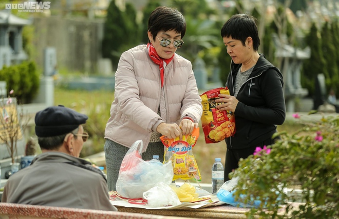 Người H&agrave; Nội vượt cả chục km đi tảo mộ, mời tổ ti&ecirc;n về đ&oacute;n Tết - Ảnh 4.