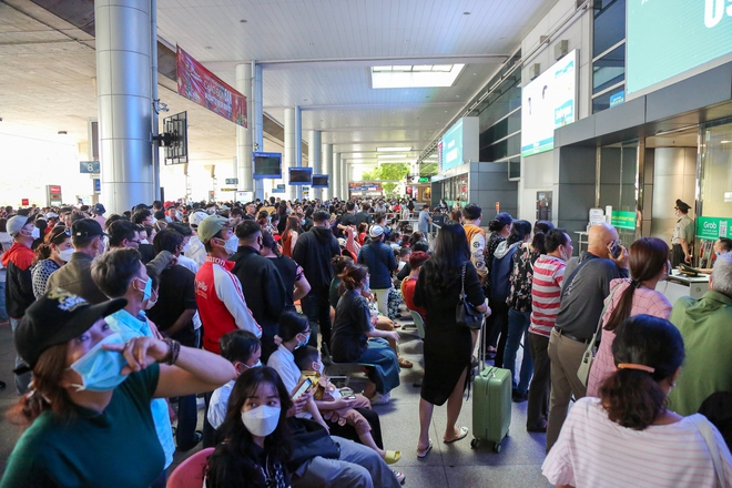 Sân bay Tân Sơn Nhất đông đúc khách quốc tế trong ngày đầu Trung Quốc mở cửa - Ảnh 8.
