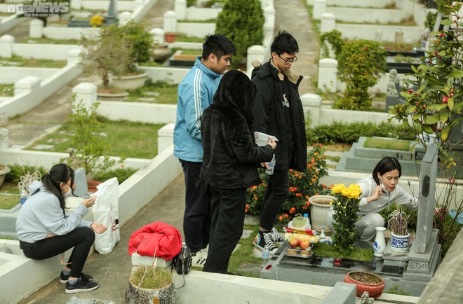 Người H&agrave; Nội vượt cả chục km đi tảo mộ, mời tổ ti&ecirc;n về đ&oacute;n Tết - Ảnh 2.