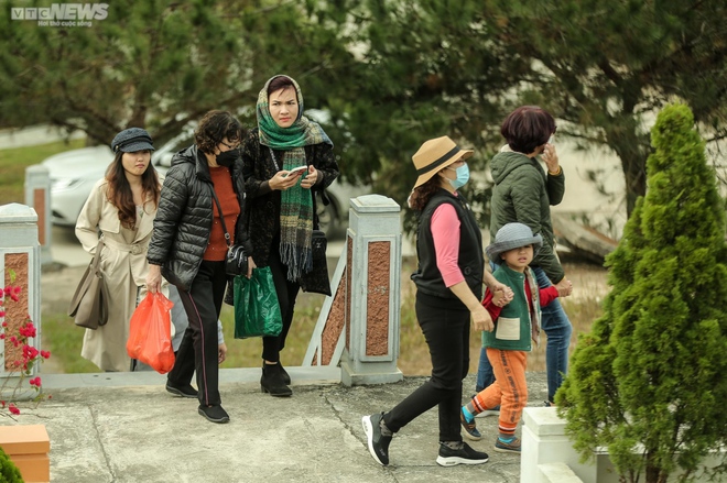 Người H&agrave; Nội vượt cả chục km đi tảo mộ, mời tổ ti&ecirc;n về đ&oacute;n Tết - Ảnh 1.