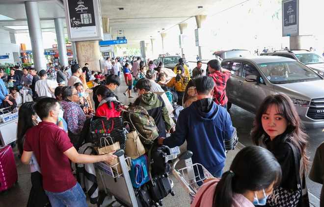 Sân bay Tân Sơn Nhất đông đúc khách quốc tế trong ngày đầu Trung Quốc mở cửa - Ảnh 19.