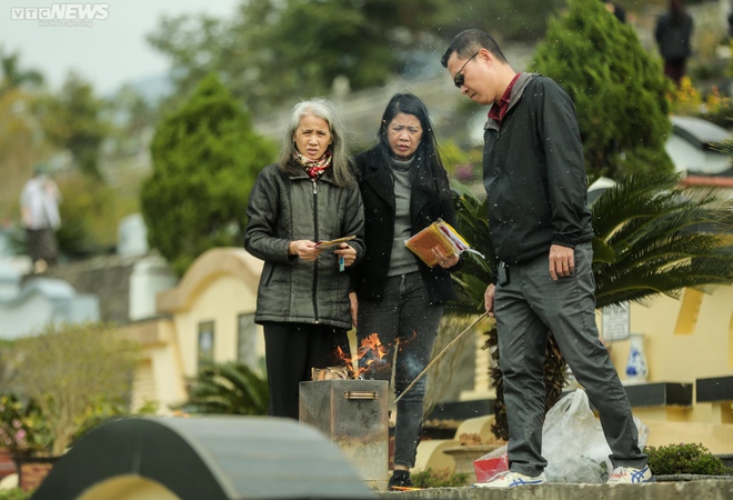 Người H&agrave; Nội vượt cả chục km đi tảo mộ, mời tổ ti&ecirc;n về đ&oacute;n Tết - Ảnh 14.