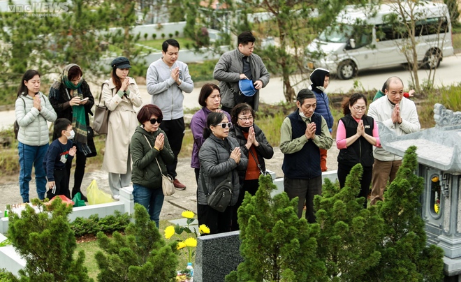 Người H&agrave; Nội vượt cả chục km đi tảo mộ, mời tổ ti&ecirc;n về đ&oacute;n Tết - Ảnh 12.