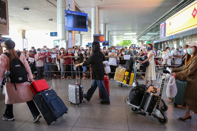 Sân bay Tân Sơn Nhất đông đúc khách quốc tế trong ngày đầu Trung Quốc mở cửa - Ảnh 16.