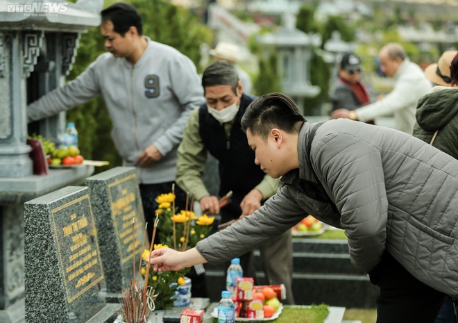 Người H&agrave; Nội vượt cả chục km đi tảo mộ, mời tổ ti&ecirc;n về đ&oacute;n Tết - Ảnh 11.